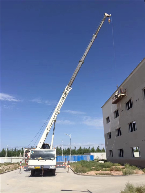 临夏市“轻装强干”—— 吊车的 “轻量化臂架” 技术